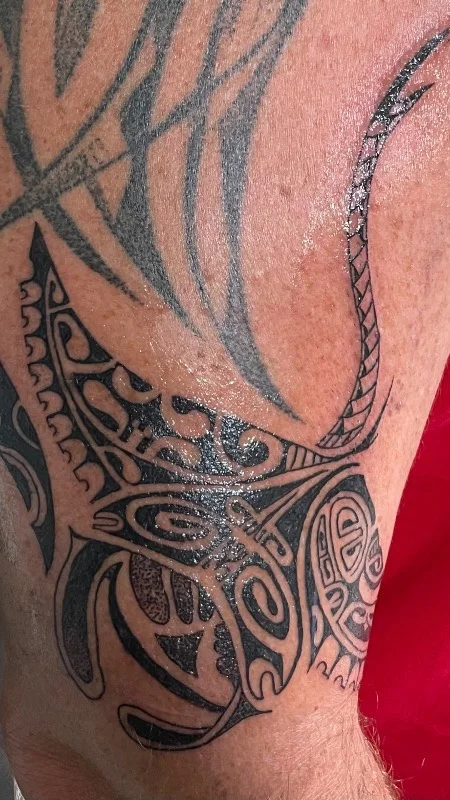 Polynesian tribal manta ray tattoo by Benson Carlos in Hawaii.